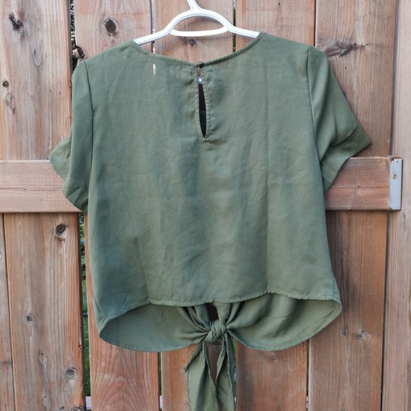 Forever21 Women short sleeve shirt with tie in front - Size M - Picture 3 of 3